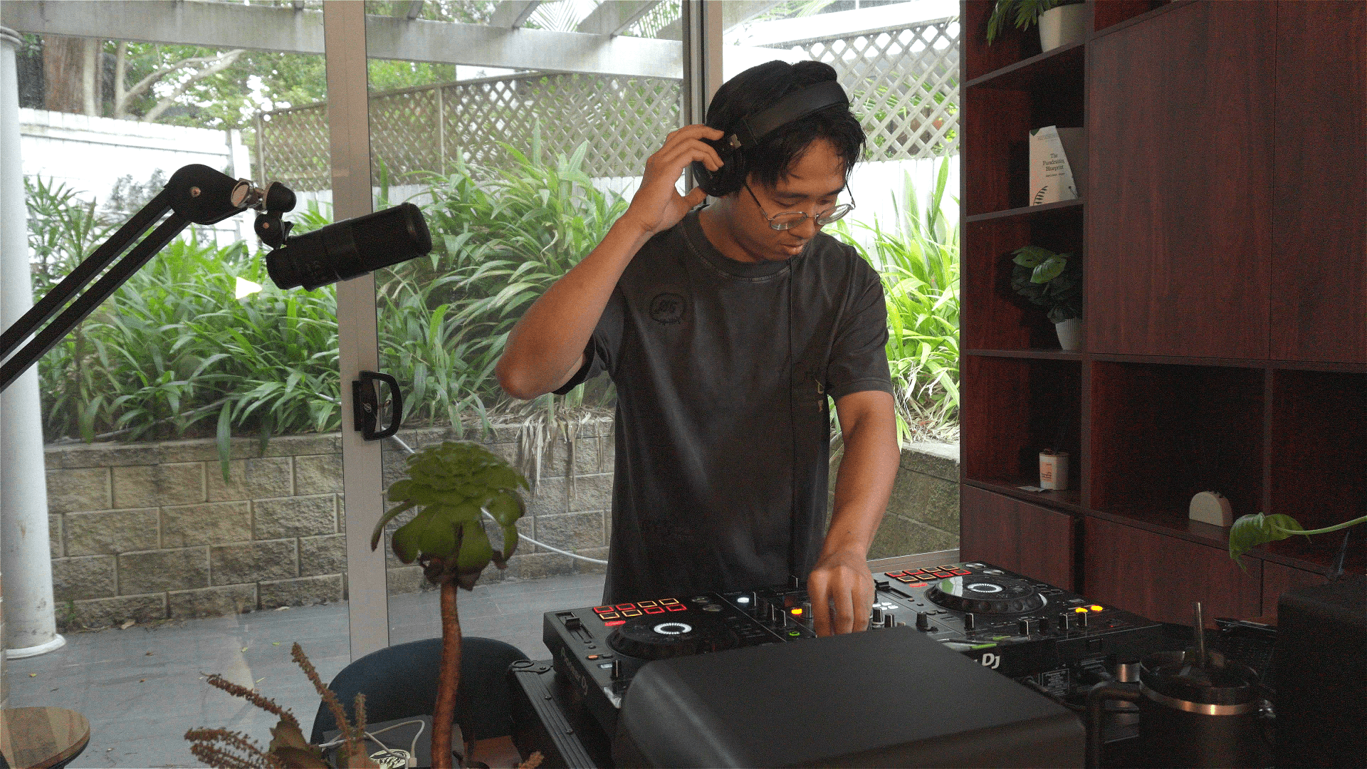DJ LYVN performing
